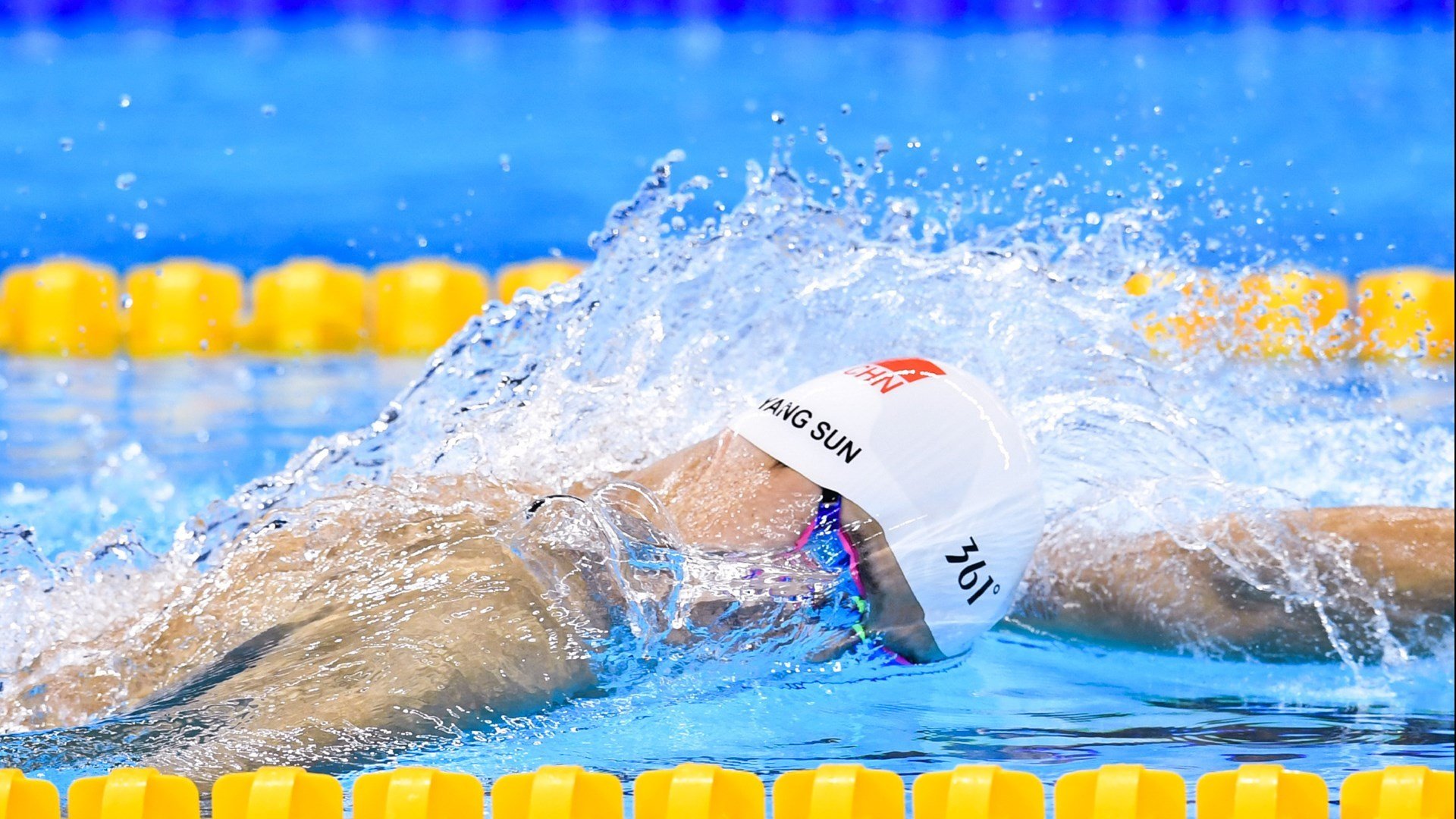 云端悬空秋千，悬挂在天空的运动奇观，秋千上的云